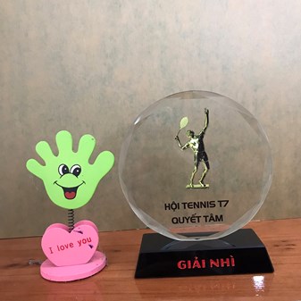 CÚP LƯU NIỆM PHA LÊ GIÁ RẺ LÀ GÌ?