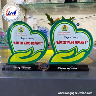 LÀM MẪU KỶ NIỆM CHƯƠNG TRÁI TIM THEO YÊU CẦU
